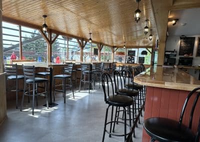 Bar et tables à manger à la Terrasse Chez Donat - St-Jean-de-Matha, Lanaudière