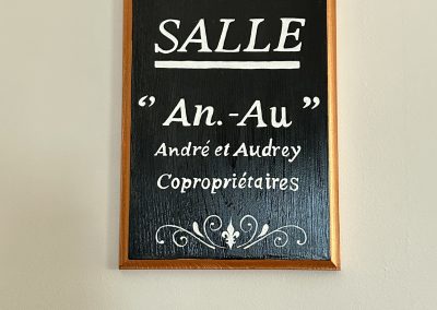 Affiche sur ardoise « Salle An.-Au André et Audrey Copropriétaires »