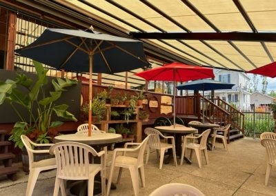 Terrasse Chez Donat en été avec les auvents ouverts - St-Jean-de-Matha, Lanaudière